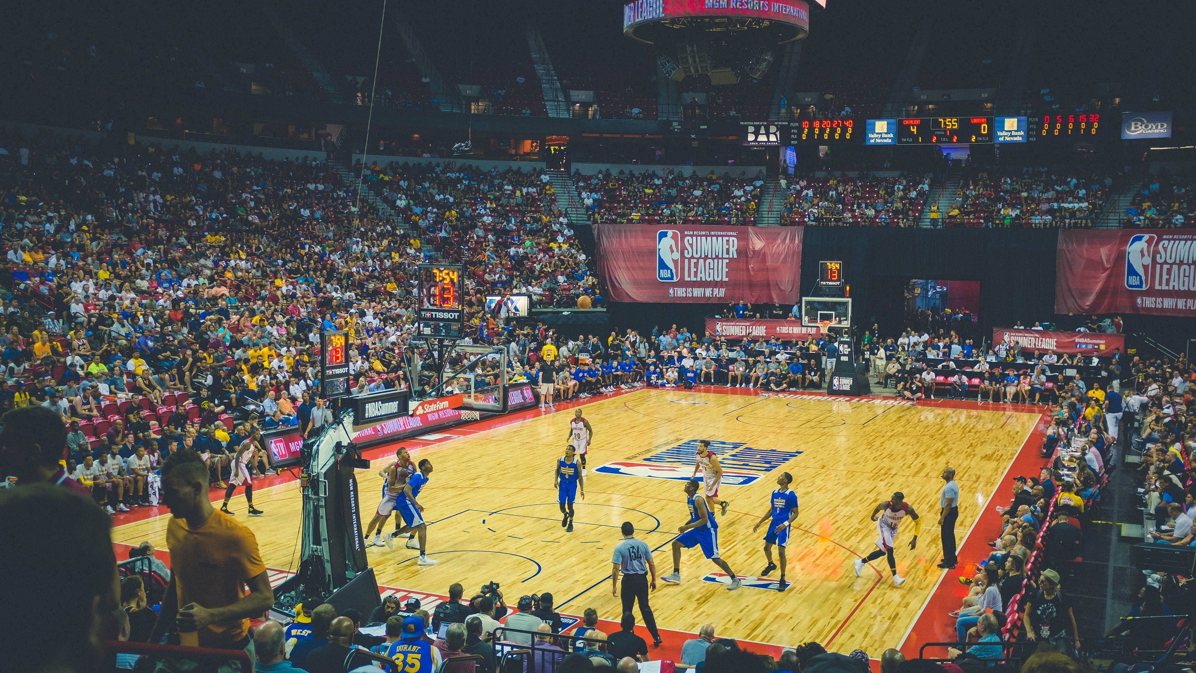 leyu乐鱼-火箭锋线球员在扣篮训练中表现爆发力十足，火箭试训中锋