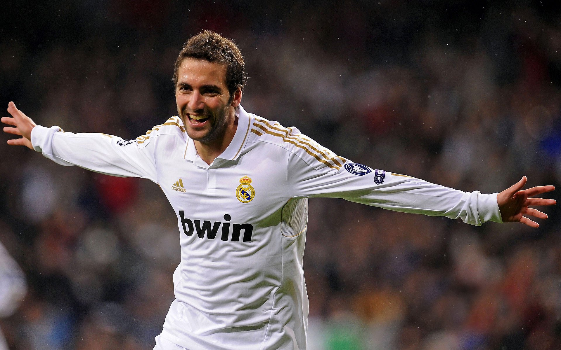 西甲:皇马在主场3-0完胜巴萨,榜首之争白热化,西甲皇马3_1巴萨